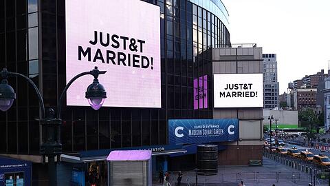 Vor dem Madison Square Garden wurde mit dem Schriftzug "JUST&T MARRIED!" die Hochzeit von Taylor Swift und Travis Kelce verk&uuml;ndet.