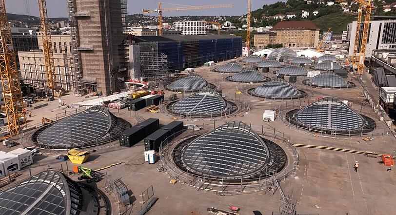 Der Stuttgarter Bahnhof soll durch die "Tieferlegung" vom Kopf- zum Durchgangsbahnhof werden. Das Gel&auml;nde des alten oberirdischen B ahnhofs zum Wohn- und Gewerbegebiet mit Park umgestaltet werden.