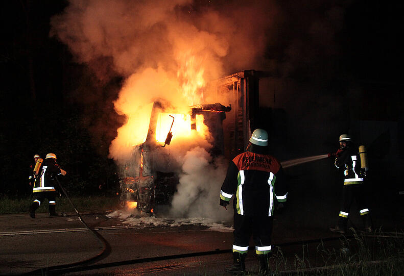 Brand bei Rattenkrichen: Ein mit Metallteilen geladener Lkw fing Feuer. Die Bilder vom Inferno auf der B 12