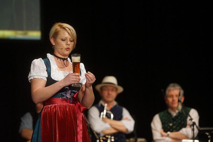 Clarissa Haller referiert über den Geschmack des Bieres.