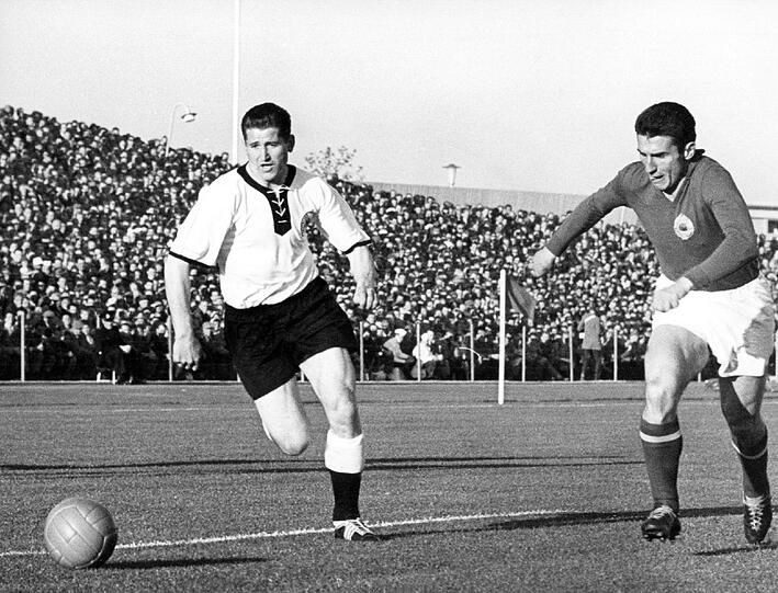 WM 1958 in Schweden: Die Weiterentwicklung des 54er Jerseys. Was in Schweden raussticht: der schwarze Schnürkragen. Die Nationalelf wirkt damit allerdings ein bisschen zugeschnürt. Reicht nur zu Platz vier.