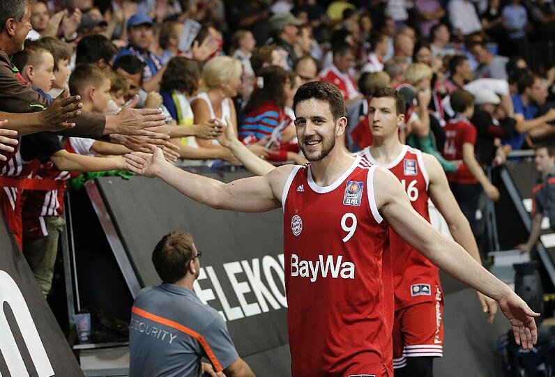 Small Forward Paul Zipser (2 Basketbälle)