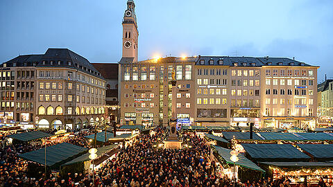 Ganz schön voll, die Eröffnung des Christkindlmarkts am Marienplatz im vergangenen Jahr. Heuer werden verstärkte Sicherheitsmaßnahmen herrschen.
