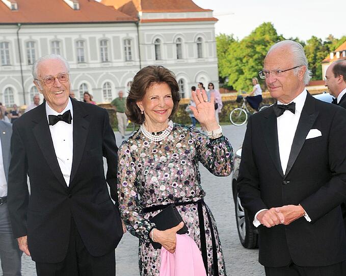 Franz Herzog von Bayern (feierte seinen 80. Geburtstag) mit König Carl Gustaf und Königin Silvia bei der Ankunft am Samstag auf Schloss Nymphenburg.