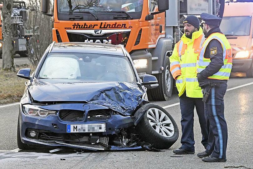 Bei dem Unfall wurden beide Fahrzeuge massiv beschädigt.