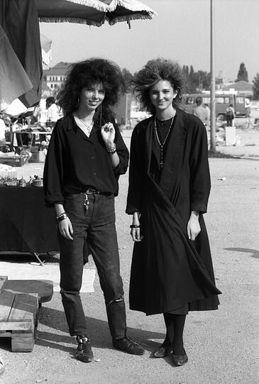 Ja, das waren die 80er: Zwei New-Wave-Ladys posieren auf dem Flohmarkt für den Fotografen, stilecht in Schwarz und natürlich mit zeitgemäßem Schmuck und der passenden Frisur.