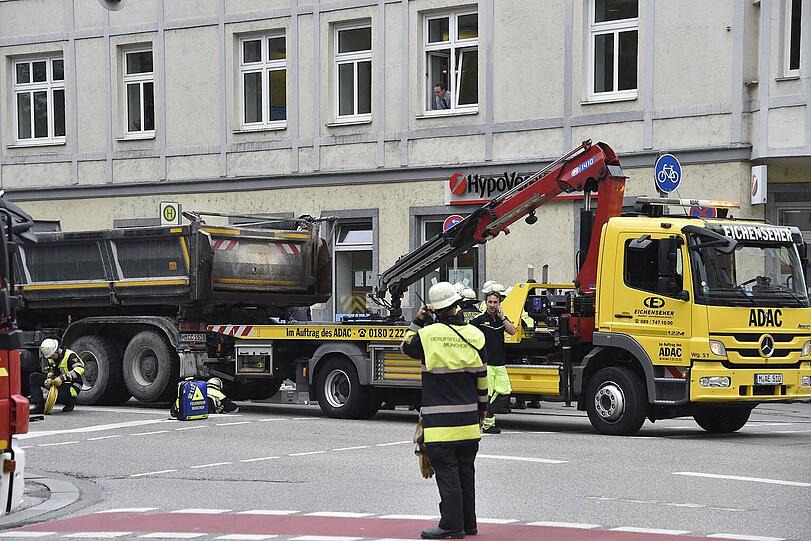 In der Humboldtstraße wurde eine 88-Jährige von einem Lkw überrollt. Die Frau starb später im Krankenhaus. Bilder vom vergeblichen Rettungseinsatz.