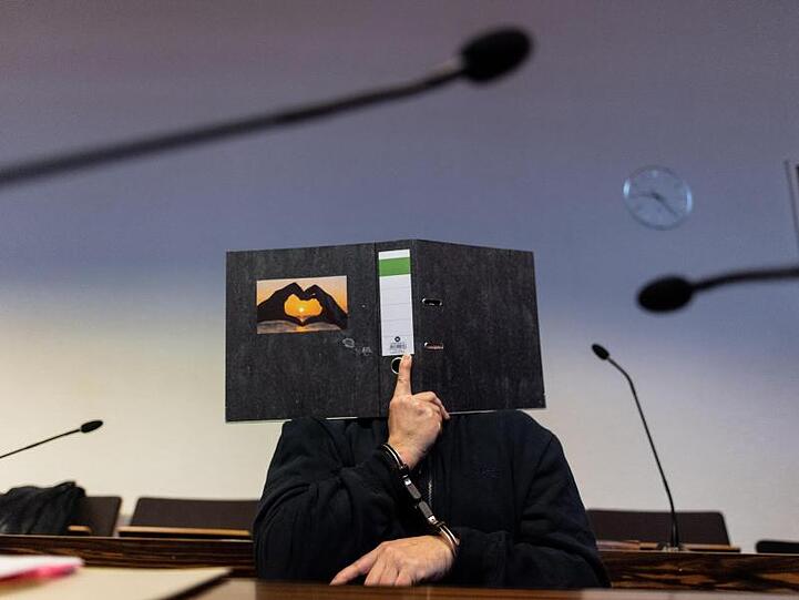 Dem 58-jährigen Angeklagten werden die Entziehung Minderjähriger und schwerer sexueller Missbrauch von Kindern vorgeworfen.