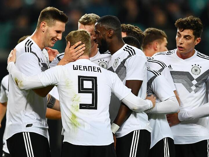 Fußball: Länderspiele, Deutschland - Russland in der RB Arena. Torschütze Niklas Süle (l) aus Deutschland wird nach dem 2:0 von seinen Mitspielern Timo Werner und Antonio Rüdiger umjubelt. WICHTIGER HINWEIS: Gemäß den Vorgaben des DFB Deutscher Fußball-Bund ist es untersagt, in dem Stadion und/oder vom Spiel angefertigte Fotoaufnahmen in Form von Sequenzbildern und/oder videoähnlichen Fotostrecken zu verwerten bzw. verwerten zu lassen.