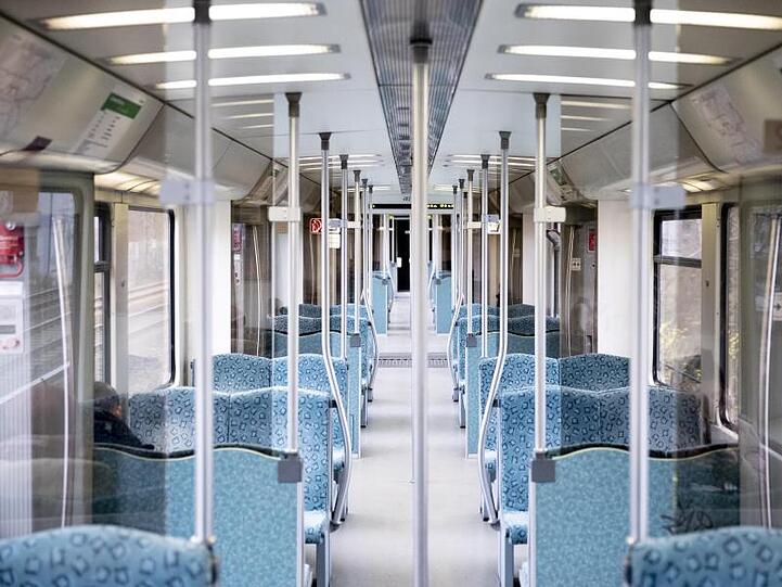 Eine menschenleere S-Bahn in Berlin.