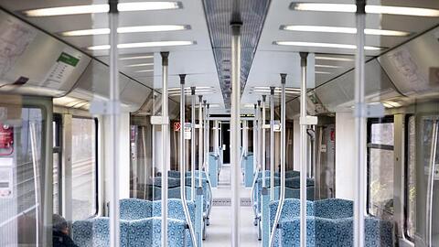Eine menschenleere S-Bahn in Berlin.