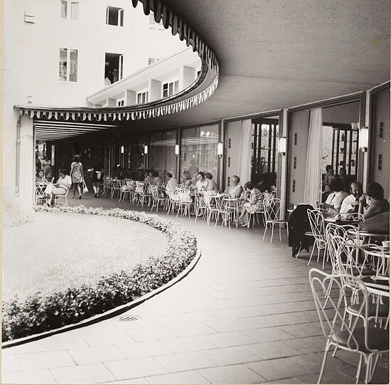 Wer erinnert sich noch? 1955: das Café "Schöne Münchnerin", herrlich angelegt im geschwungenen 50er-Jahre-Stil, in der Hypo-Passage. Der Abriss erfolgte 1997, jetzt befinden sich hier die Passagen der "Fünf Höfe".