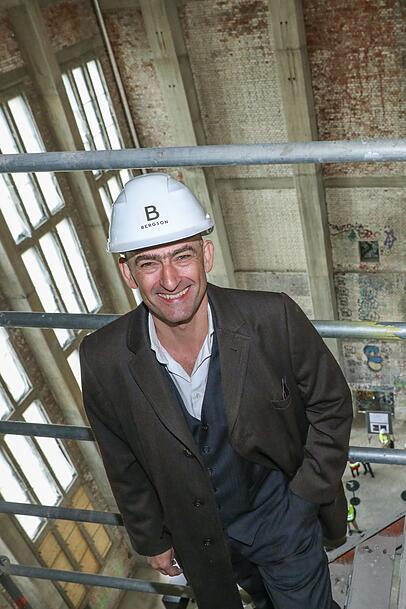 Architekt Markus Stenger - hinter ihm geht es 25 Meter in die Tiefe. Architekt Markus Stenger - hinter ihm geht es 25 Meter in die Tiefe.