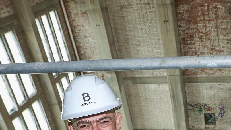 Architekt Markus Stenger - hinter ihm geht es 25 Meter in die Tiefe. Architekt Markus Stenger - hinter ihm geht es 25 Meter in die Tiefe.
