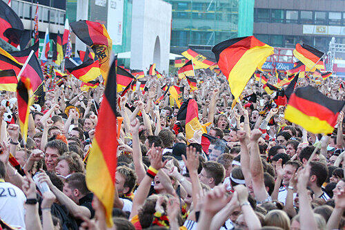 Wegen Überfüllung geschlossen &ndash; und trotzdem gute Laune: Auf dem Kornmarkt feierten Tausende den Sieg der deutschen Mannschaft.