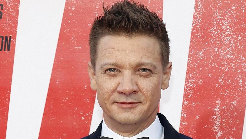 Jeremy Renner hält seine Fans nach seinem schweren Unfall auf dem Laufenden.