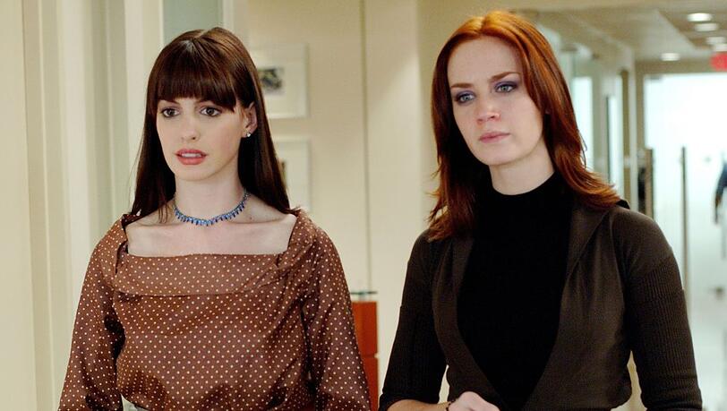 Emily Blunt (re.) spielt in "Der Teufel trägt Prada" eine intrigante Assistentin, die Anne Hathaways Figur Andy Sachs das Leben schwer macht.