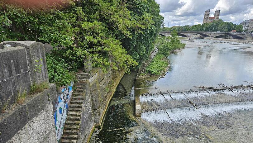 Die Isar am Deutschen Museum, hier ist am Freitagvormittag in der Nähe ein zweijähriges Kind in den Fluss gefallen. Die Isar am Deutschen Museum, hier ist am Freitagvormittag in der Nähe ein zweijähriges Kind in den Fluss gefallen.