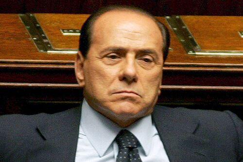 Berlusconi erhält von Altpräsident Cossiga einige Tips für sein politisches Überleben.