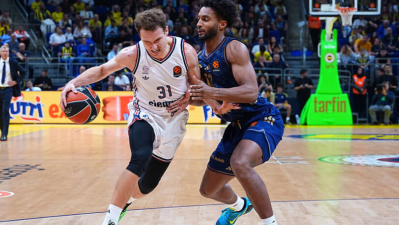 Bayern-Star Rokas Jokubaitis (l.) zieht an Fenerbahce-Profi Braxton Key vorbei. Am Ende siegt aber der Top-Favorit vom Bosporus klar und deutlich.