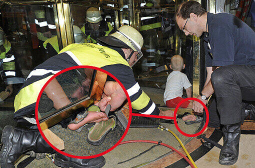 Aua! Gefangen im Bayerischen Hof: Hilflos sitzt der Bub am Boden. Zwei Feuerwehrmänner befreien seinen eingeklemmten Fuß.
