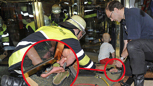 Aua! Gefangen im Bayerischen Hof: Hilflos sitzt der Bub am Boden. Zwei Feuerwehrmänner befreien seinen eingeklemmten Fuß. Aua! Gefangen im Bayerischen Hof: Hilflos sitzt der Bub am Boden. Zwei Feuerwehrmänner befreien seinen eingeklemmten Fuß.