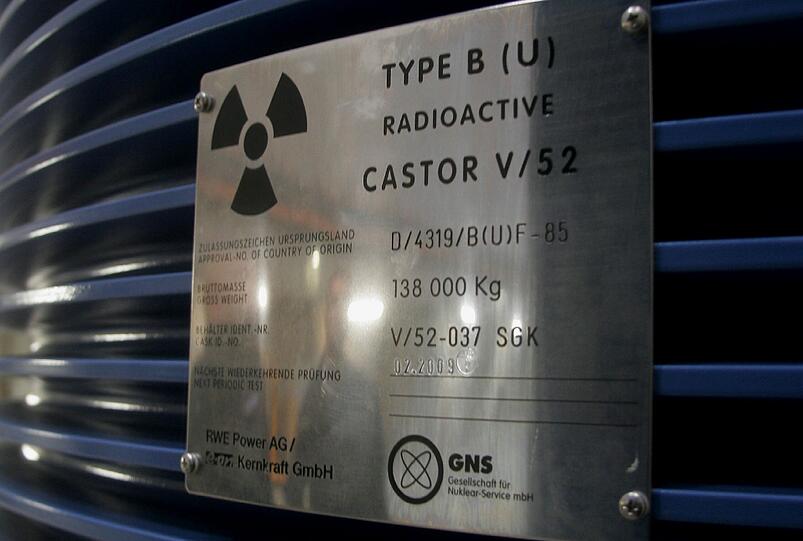 Ein Schild mit der Aufschrift "Castor"  steht im Zwischenlager des Kernkraftwerks Gundremmingen an einem Castor-Behaelter
