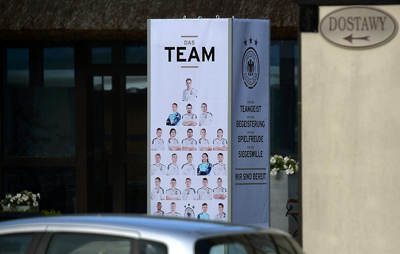 Im Hotel Dwor Oliwski in Danzig ist man auf die deutsche Nationalmannschaft bestens vorbereitet. Hier wird Jogis Elf die nächsten Wochen residieren - die Bilder.