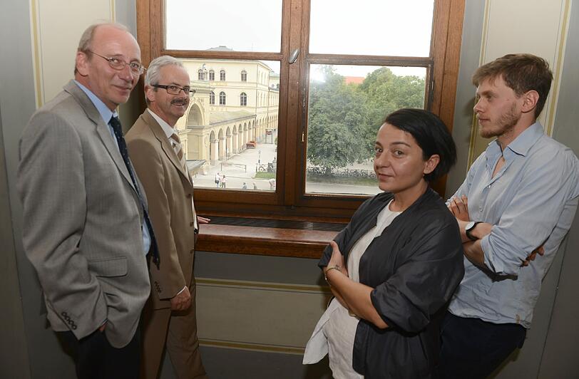Der Kulturreferent der Landeshauptstadt München, Hans-Georg Küppers (l-r), der Präsident der Bayerischen Verwaltung der staatlichen Schlösser Gärten und Seen, Bernd Schreiber, sowie die Künstler, die Modedesignerin Ayzit Bostan und der Fotograf und Industriedesigner Gerhardt Kellermann schauen von der Residenz auf den Hofgarten.