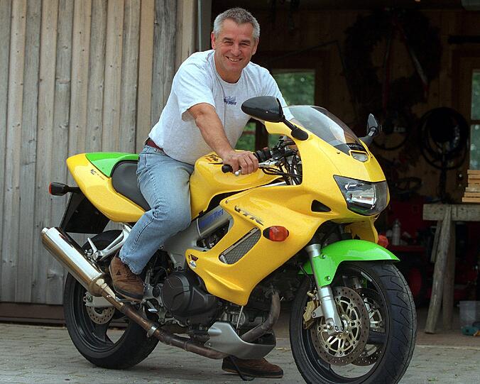 Der gelernte Werkzeugmacher startete eine einzigartige Karriere: Toni Mang (65) wurde mit 42 Grand-Prix-Siegen und fünf Weltmeistertiteln zum erfolgreichsten deutschen Motorrad-Rennfahrer. Stefan Bradl kannte er schon, als der noch ein kleiner Junge war.