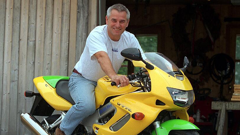 Der gelernte Werkzeugmacher startete eine einzigartige Karriere: Toni Mang (65) wurde mit 42 Grand-Prix-Siegen und fünf Weltmeistertiteln zum erfolgreichsten deutschen Motorrad-Rennfahrer. Stefan Bradl kannte er schon, als der noch ein kleiner Junge war. Der gelernte Werkzeugmacher startete eine einzigartige Karriere: Toni Mang (65) wurde mit 42 Grand-Prix-Siegen und fünf Weltmeistertiteln zum erfolgreichsten deutschen Motorrad-Rennfahrer. Stefan Bradl kannte er schon, als der noch ein kleiner Junge war.