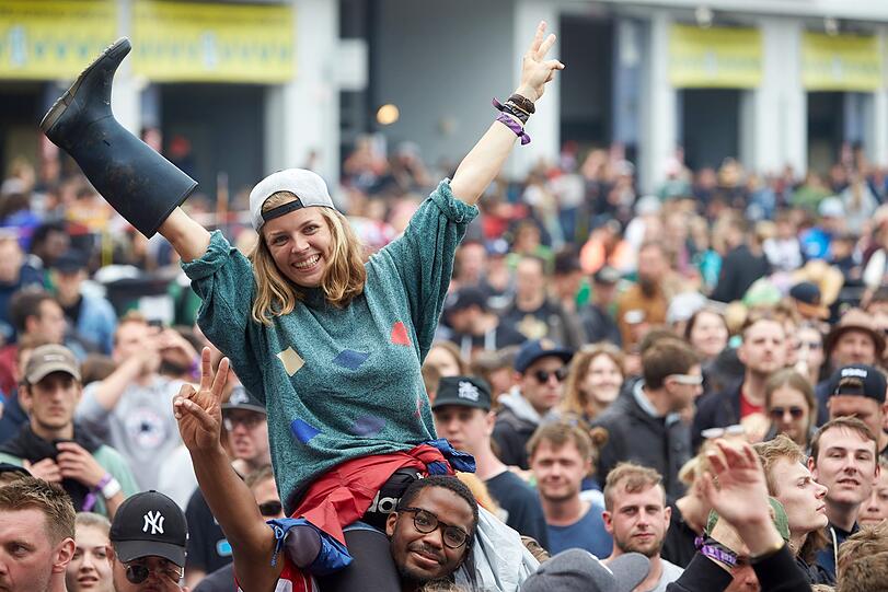 Regenschauer verwüsten das Festival-Gelände von "Rock am Ring" am Donnerstag. Danach beruhigt sich die Wetterlage und die Party kann beginnen.