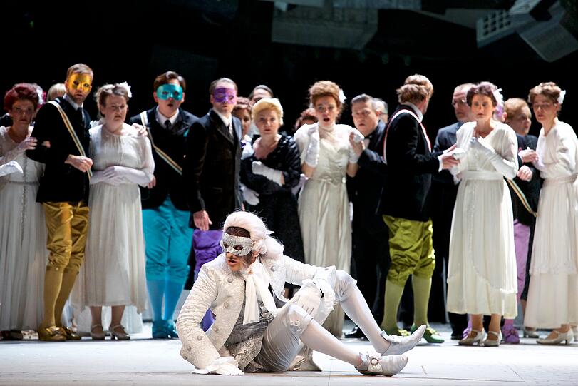Hans Werner Henzes "Der junge Lord" in der Inszenierung von Brigitte Fassbaender im Gärtnerplatztheater.