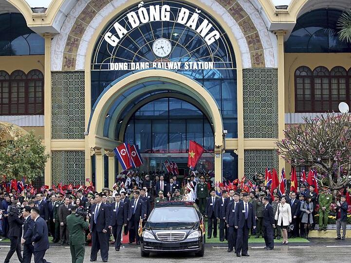 Großer Bahnhof in Dong Dang: Kim Jong Un ist in der vietnamesisch-chinesischen Grenzstadt vom Zug ins Auto umgestiegen.