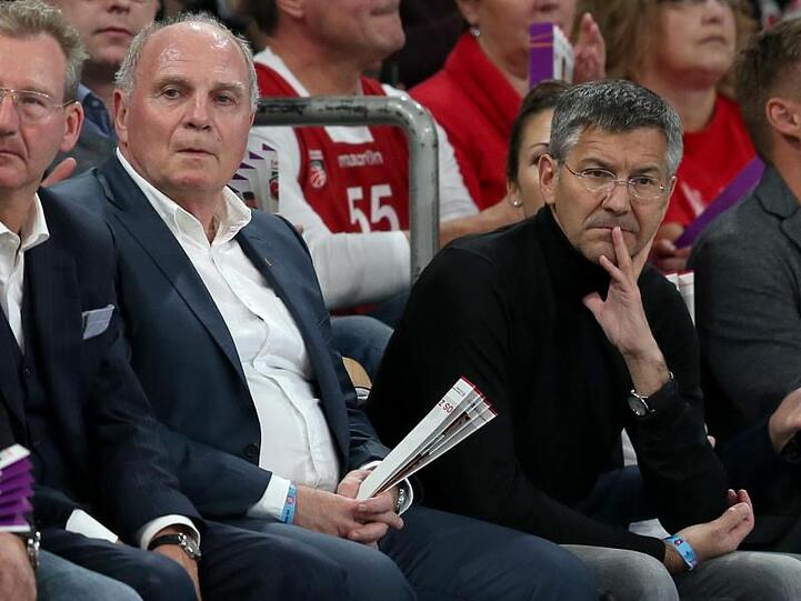 Uli Hoeneß (2.v.l) und Herbert Hainer (r.). Foto: Daniel Karmann/Archivbild