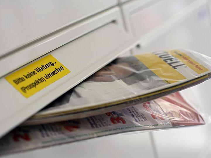 Eine Gratis-Werbezeitung "Einkauf Aktuell" der Post steckt in einem Briefkasten.