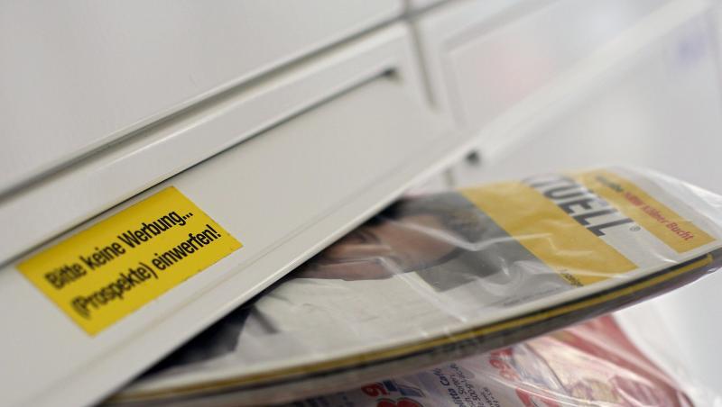 Eine Gratis-Werbezeitung "Einkauf Aktuell" der Post steckt in einem Briefkasten. Eine Gratis-Werbezeitung "Einkauf Aktuell" der Post steckt in einem Briefkasten.