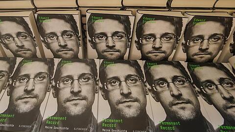 Exemplare von Edward Snowdens Buch "Permanent Record" in einem Geschäft in Berlin.