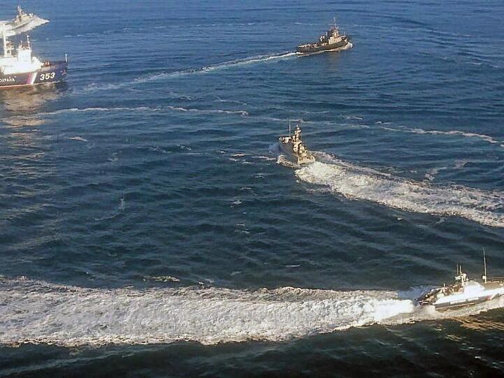 Ukrainische Marineboote fahren an der Halbinsel Krim in der Nähe der Meerenge zum Asowschen Meer in Gewässern, die von Russland beansprucht werden.