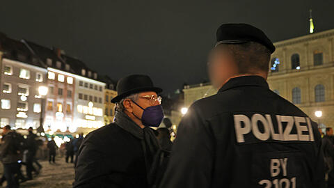 Marian Offman (links) am Mittwochabend vor der Oper im Gespräch mit einem Polizisten.