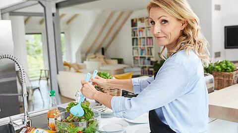 Dr. Alexa Iwan verrät, worauf es beim gesunden Grillen ankommt.