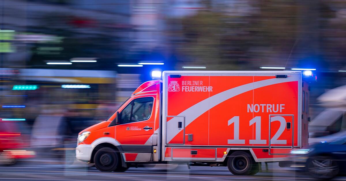 Rakete-explodiert-in-der-Hand-Jugendlicher-verletzt