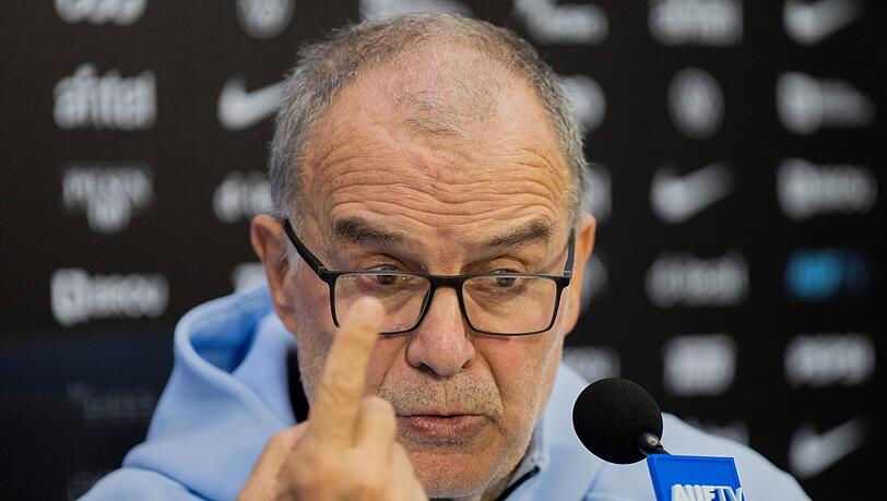 Uruguays Team um Trainer Marcelo Bielsa erreichte seinen Spielort Miami erst mit erheblicher Verspätung. (Archivbild) Uruguays Team um Trainer Marcelo Bielsa erreichte seinen Spielort Miami erst mit erheblicher Verspätung. (Archivbild)