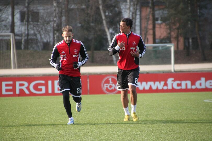 Javier Pinola (l.) und Timothy Chandler laufen sich warm.