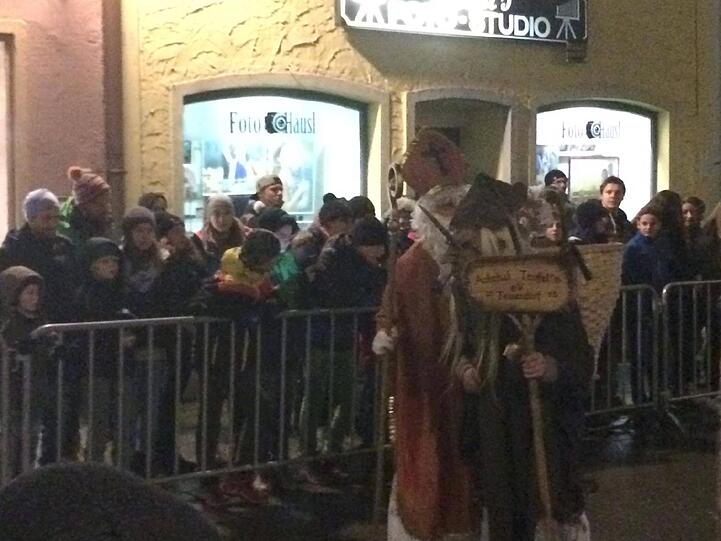 Auch der Nikolaus war beim Perchtenlauf in Teisendorf dabei. Er konnte allerdings wohl nicht positiv auf die Streithähne einwirken.