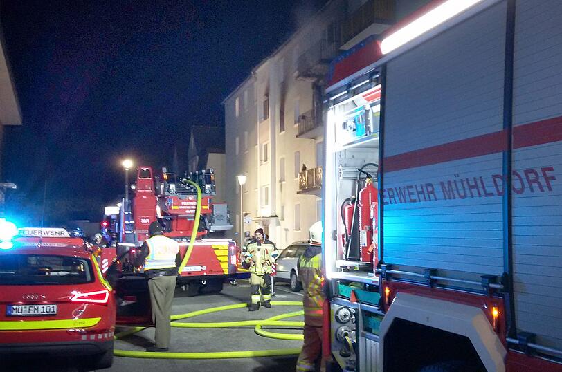 Bei dem Brand in Mühldorf wurden insgesamt sechs Menschen verletzt.