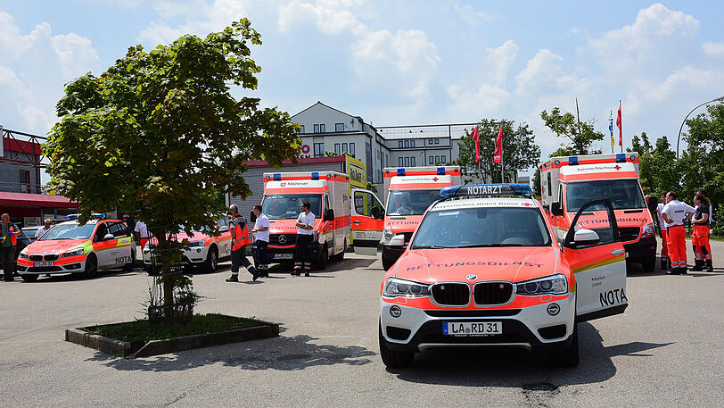Bilder des Feuerwehreinsatzes am Landshuter BMW-Werk: Der Sachschaden wird auf über zwei Millionen Euro geschätzt.