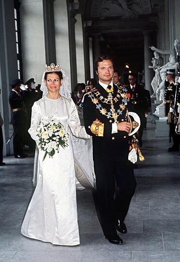 König Carl XVI. Gustaf von Schweden und seine Braut Silvia nach der Trauung in Stockholm im Schlosshof am 19. Juli 1976