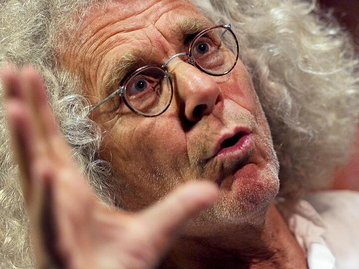 Rainer Langhans, ehemaliges Mitglied der Kommune I, gibt ein Interview. Foto: Daniel Naupold/dpa/Archivbild