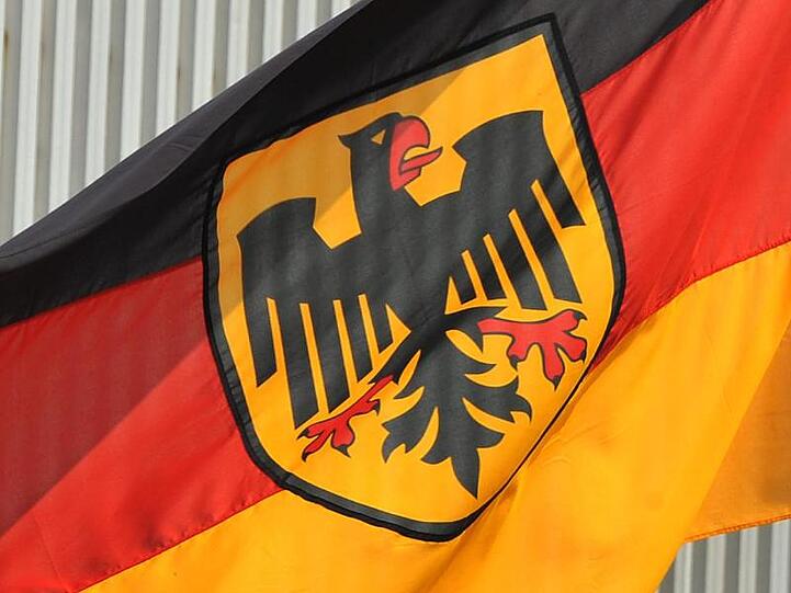 Die Bundesdienstflagge. Nach einem Bundestagsbeschluss aus dem Jahr 1992 sollen Bundesbehörden und Forschungseinrichtungen bevorzugt im Osten entstehen.